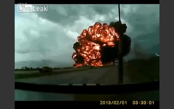 Vídeo flagra queda de avião no Afeganistão