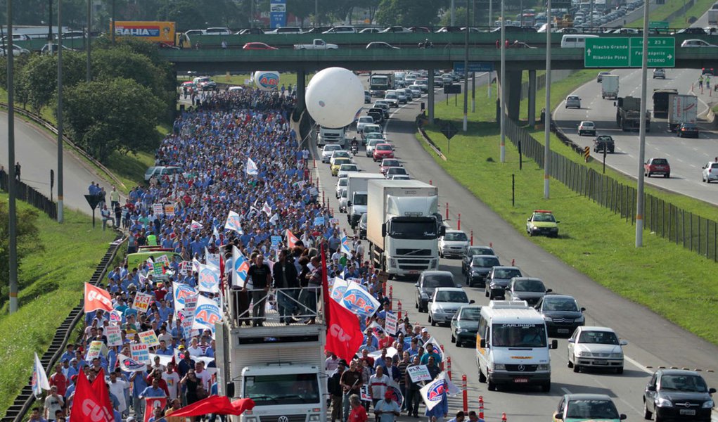 Marcha de trabalhadores leva 3 mil à Anchieta