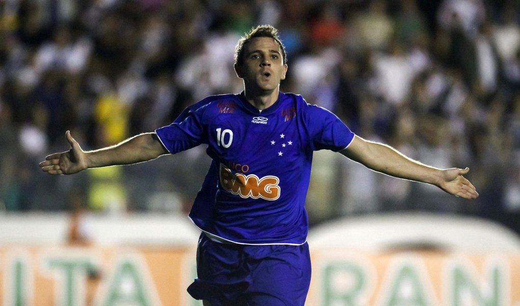 Cruzeiro vence a quarta seguida e já é o líder