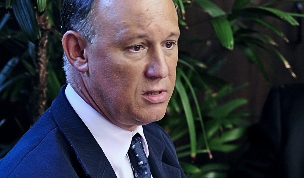 Dilma troca outro ministro