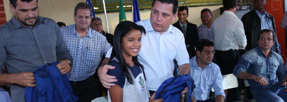 Governo entrega kits para 4,8 mil estudantes