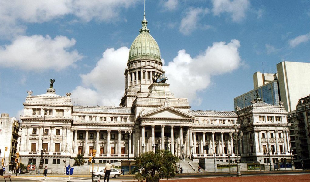 Argentina aprova voto facultativo para jovens de 16 a 18 anos