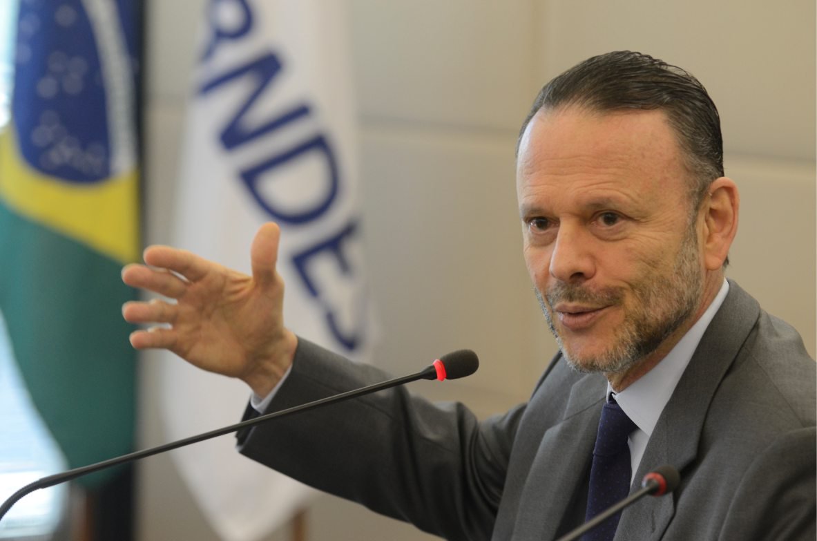 Gaspari critica legado de Luciano Coutinho