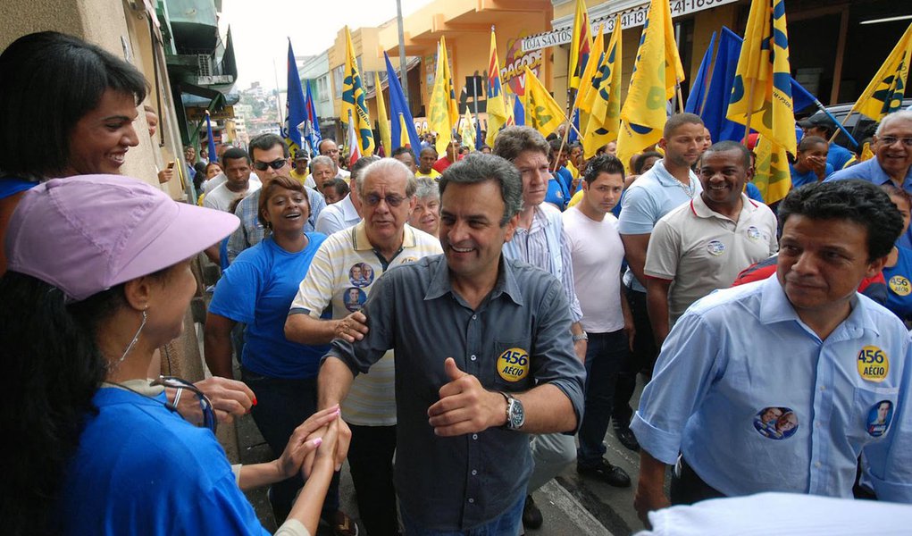 Aécio pede cautela aos eleitos, após a euforia