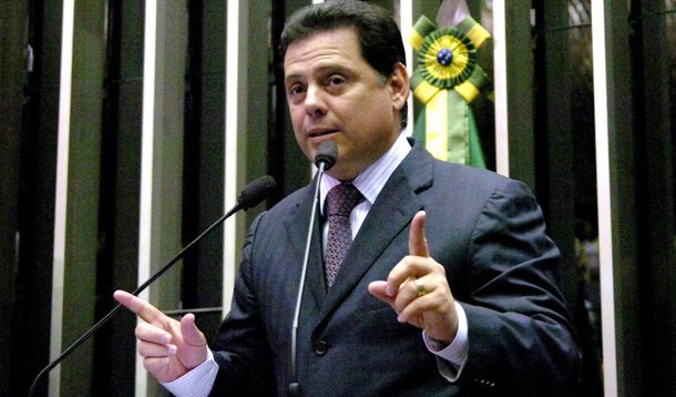 Marconi faz 49, aos gritos de "bicheiro, devolve meu dinheiro"