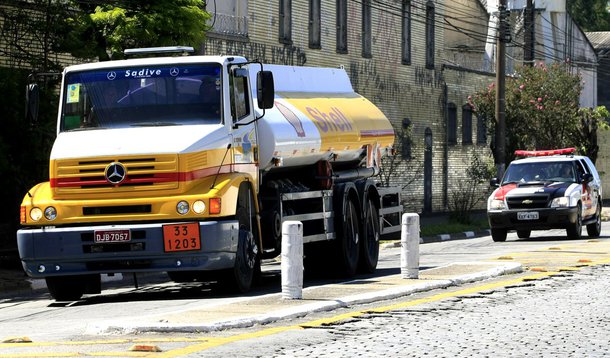 Caminhões distribuem combustível sob escolta da polícia