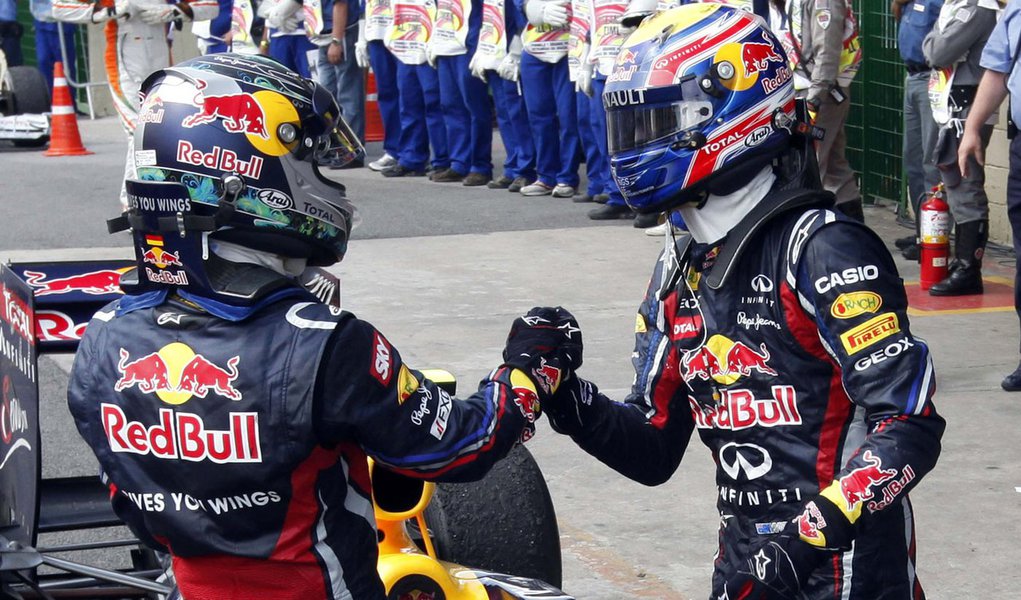 Sob suspeita de jogo de equipe, Webber vence GP Brasil