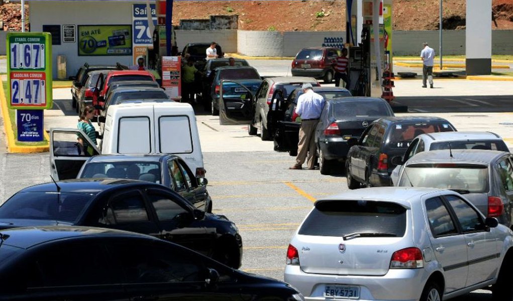 Polícia prende quatro por preços abusivos de gasolina