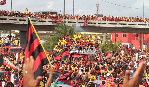 Sport recebe tratamento de campeão na chegada a Recife