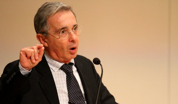 Um Uribe sem parcimônia invade o Twitter