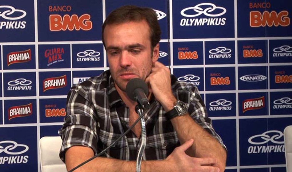Chorando, Roger anuncia que não joga mais no Cruzeiro