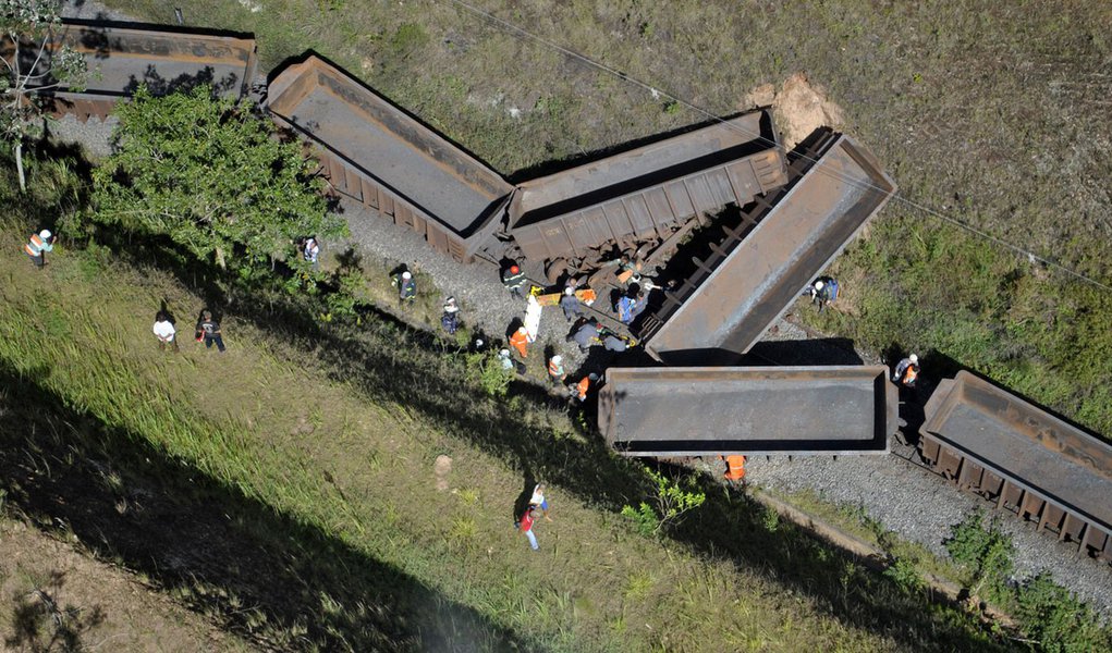 Batida de trens fere três maquinistas em Minas Gerais