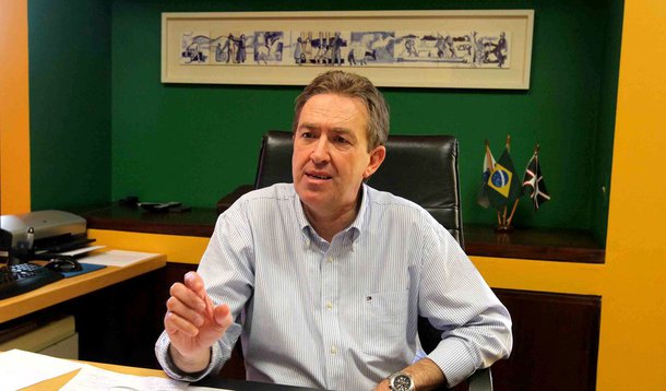 Prefeito socialista de Curitiba tenta provar que possui cinco, e não duas fazendas