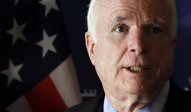 Senador McCain propõe bombardear a Síria