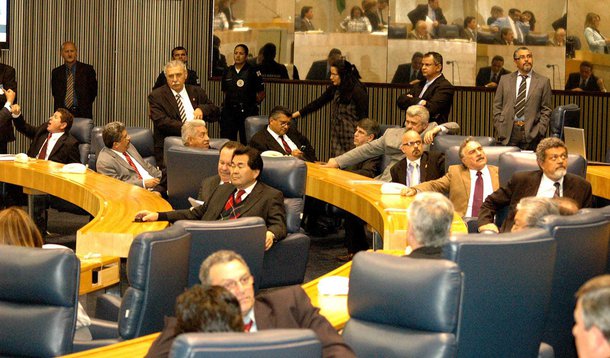 Depois dos deputados, vereadores podem perder auxílio paletó