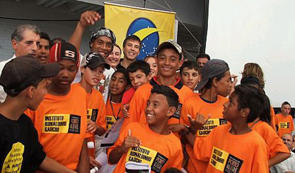 ONG de Ronaldinho Gaúcho tem contratos suspeitos