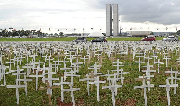 Atingidos por desastres fazem manifestação em Brasília