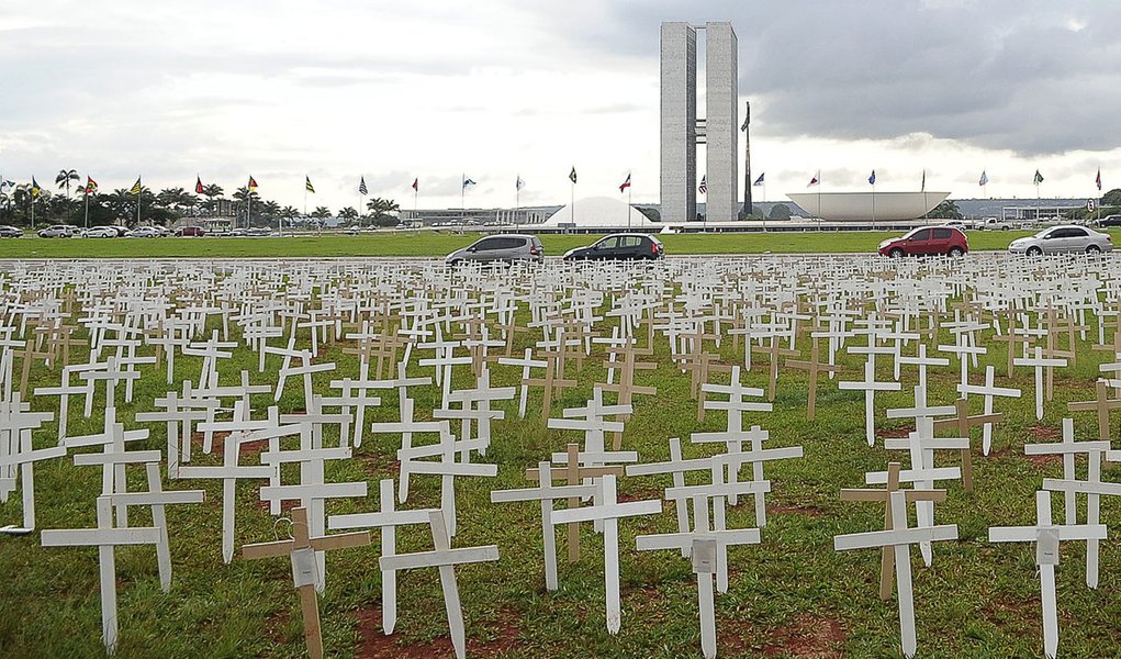 Atingidos por desastres fazem manifestação em Brasília