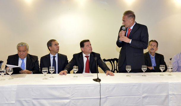 A prefeitos da base, Perillo recomenda austeridade