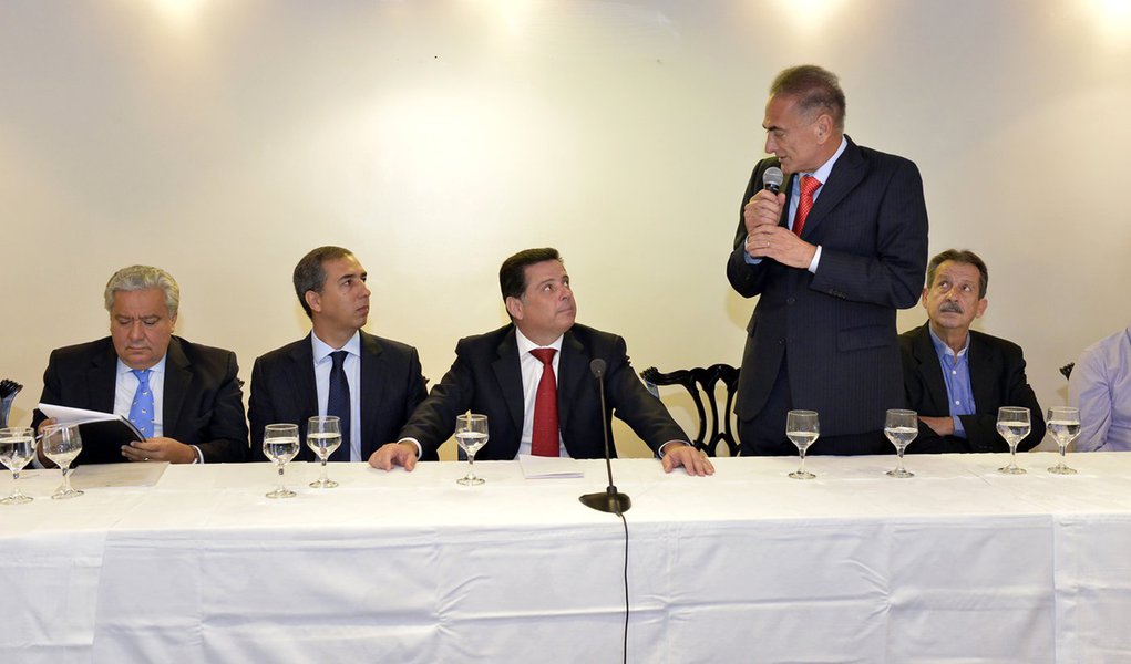 A prefeitos da base, Perillo recomenda austeridade