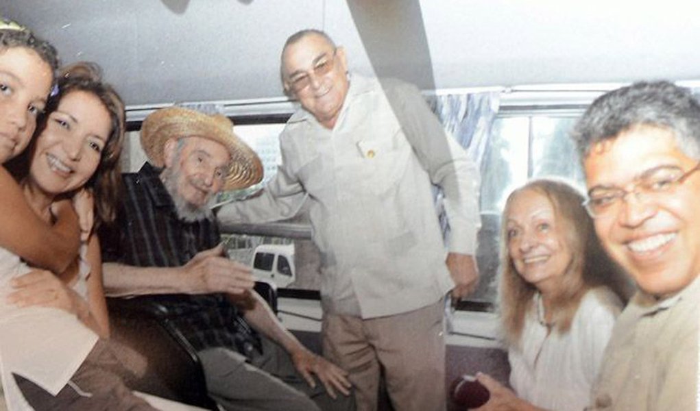 Após rumor de morte, Fidel é fotografado em hotel