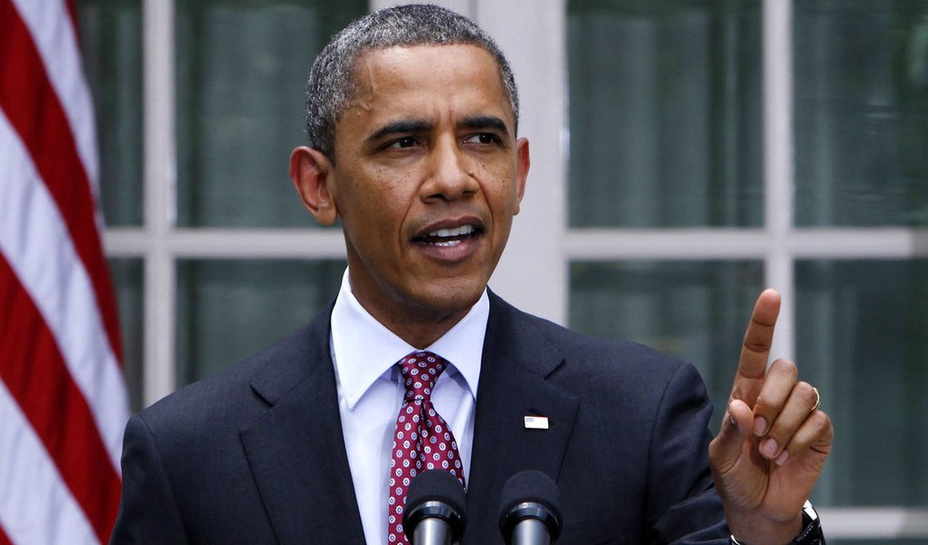 Dedo em riste, Obama é confrontado por jornalista