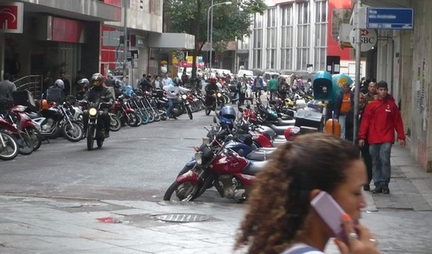 Motos fogem do trânsito, mas não do perigo em BH