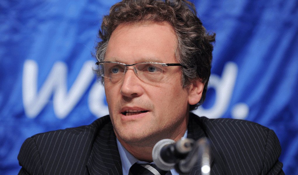 Valcke continua no ataque e chama governo de 'infantil'