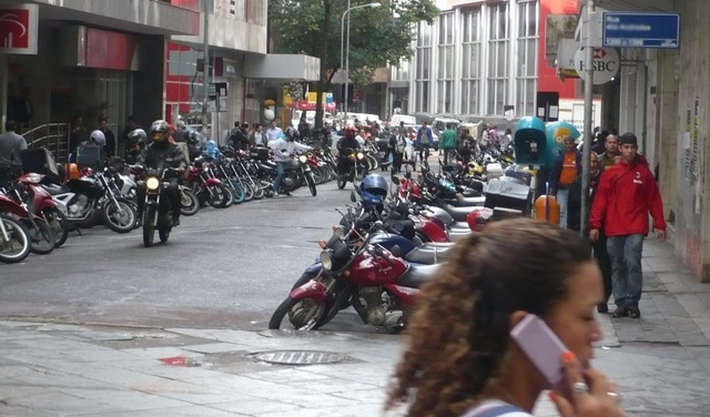 Motos fogem do trânsito, mas não do perigo em BH