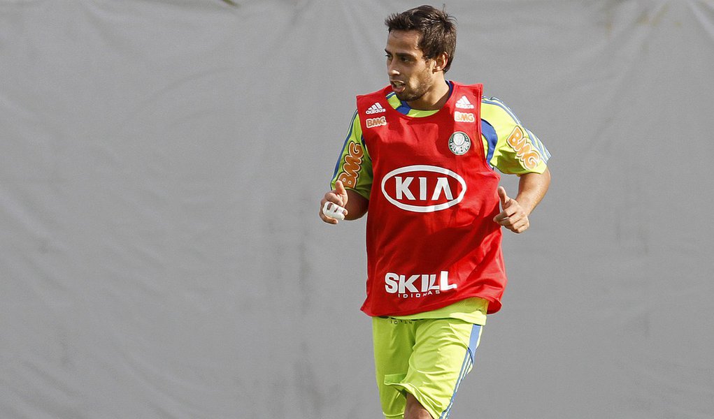 Valdivia volta a ser relacionado por Felipão