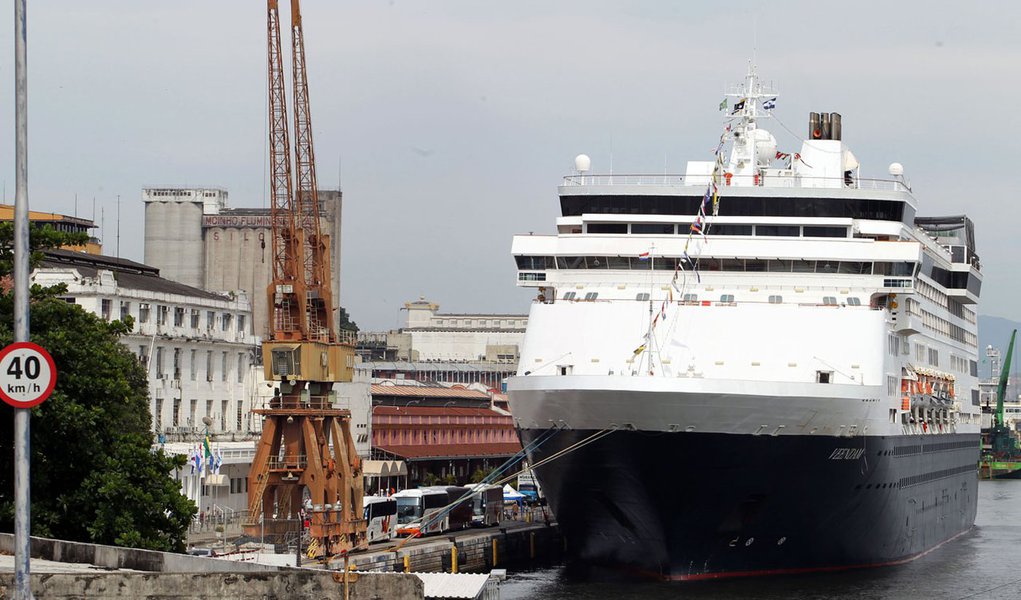 Chegada de navio com passageira morta tumultua porto do Rio