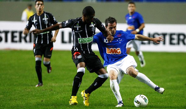 No retorno a BH, Cruzeiro vence e é vice-líder