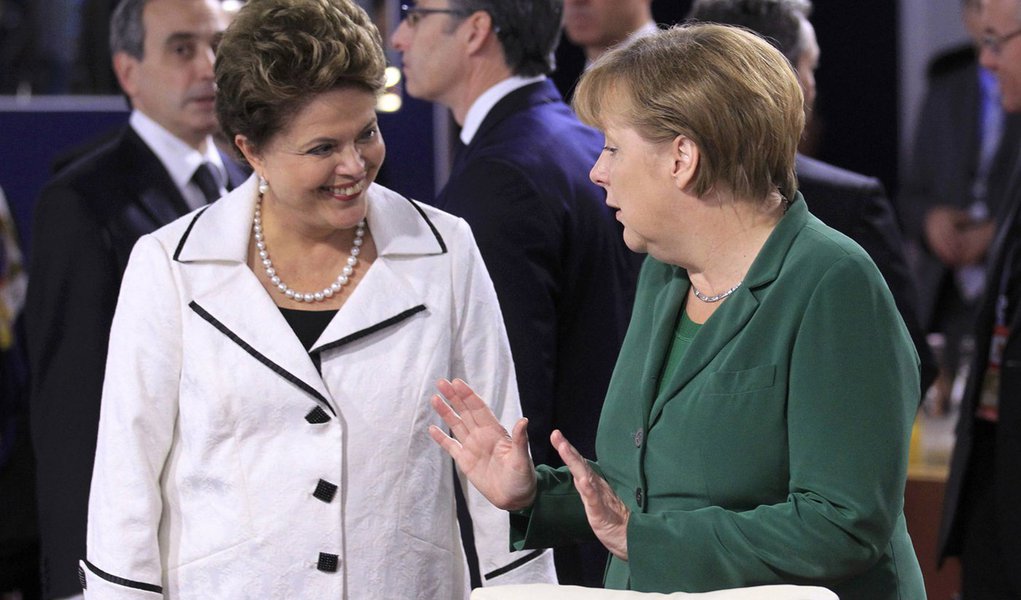 Dilma discute crise financeira com Merkel na segunda