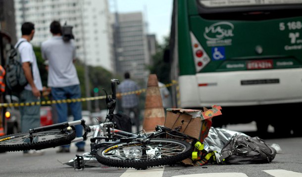 Ciclista morre atropelada por ônibus na Paulista