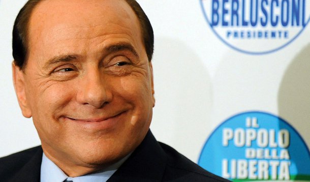 Após renunciar, Berlusconi retoma carreira musical