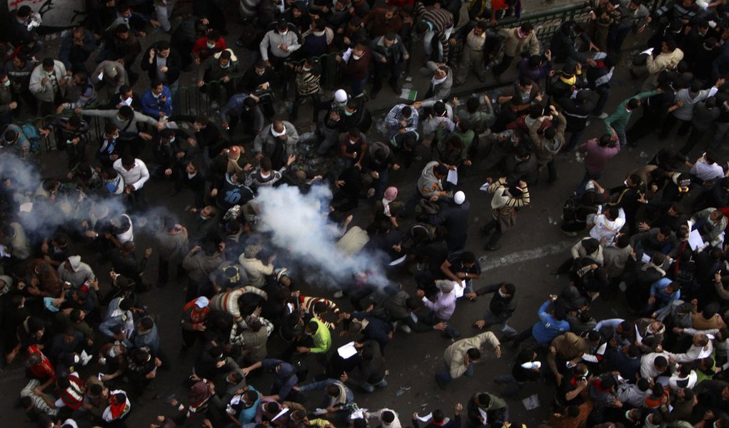 Egípcios protestam pelo 4º dia por democracia