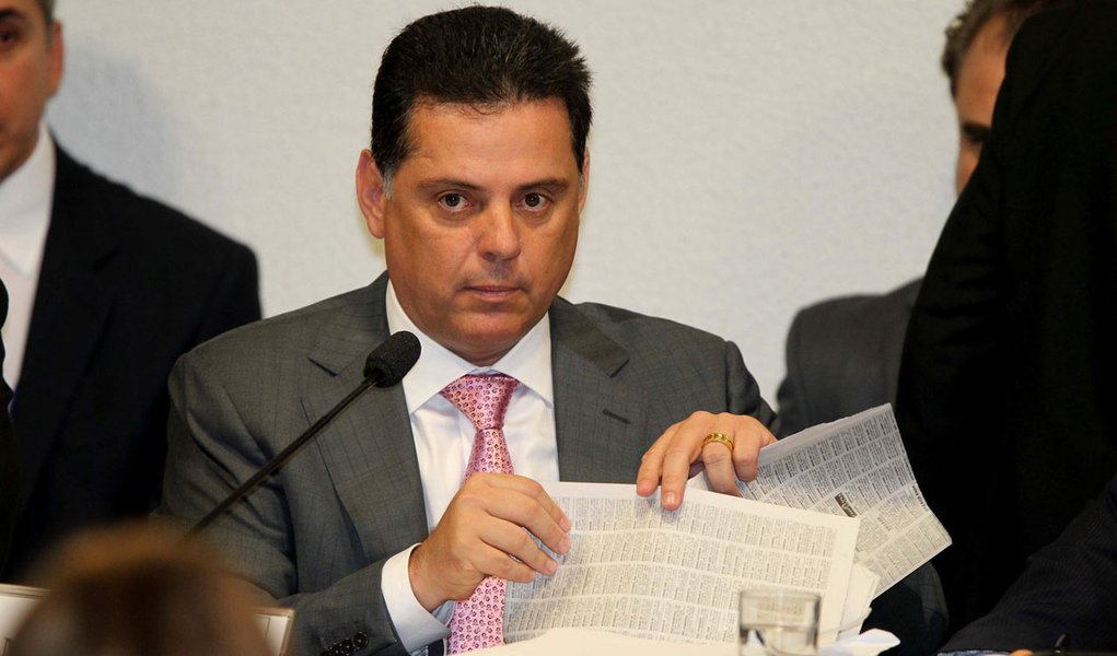 Assessores contradizem Perillo sobre venda de casa