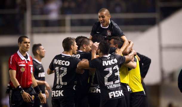 Corinthians bate o Santos na Vila e sai na frente por vaga na final 