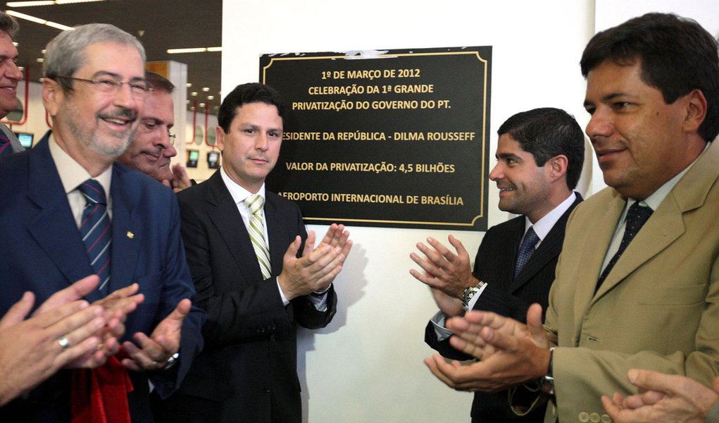 Oposição celebra primeira privatização petista