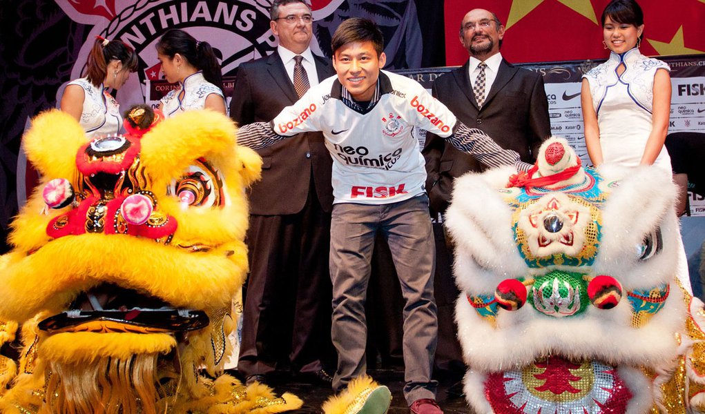 Com pompa, Chen Zhizhao é apresentado no Corinthians