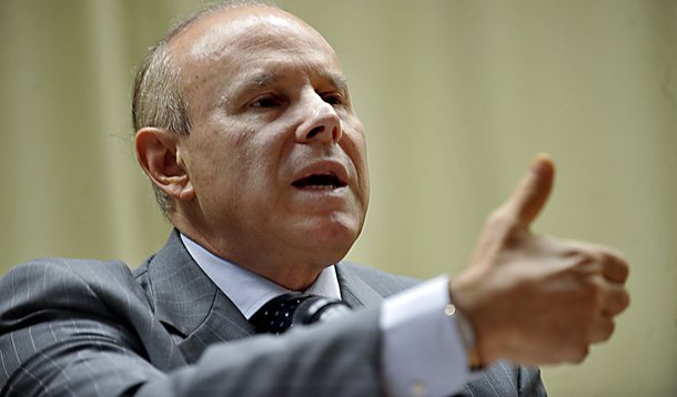 Mantega: Governo não assistirá impassível à guerra cambial