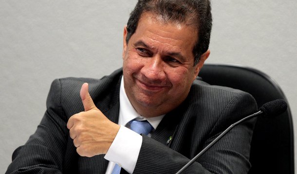 Faxina em xeque: será que Carlos Lupi escapa?