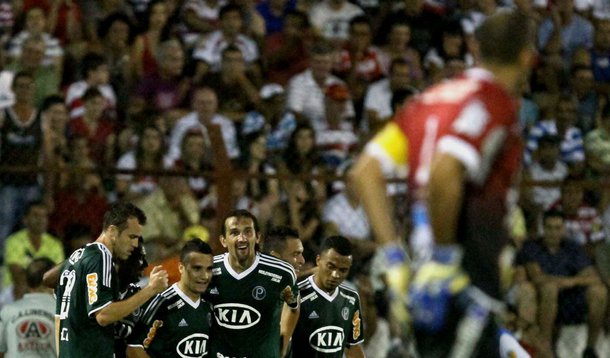 Palmeiras marca 3 no 1º tempo e retoma vice-liderança