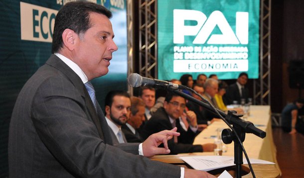 Perillo anuncia plano de estímulo à economia