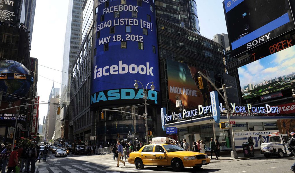 Investidores do Facebook processam Nasdaq