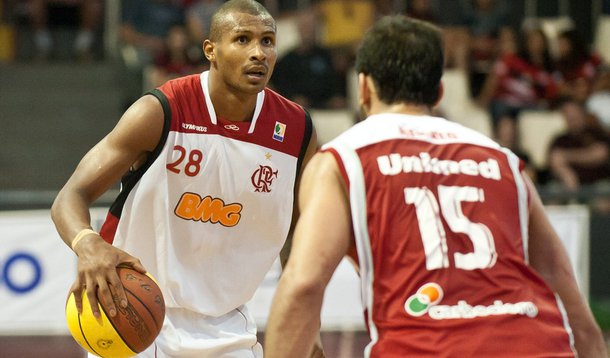 Leandrinho brilha na estreia do Flamengo na NBB
