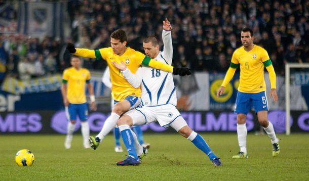 Com gol contra aos 45 do segundo tempo, Brasil faz 2 a 1 na Bósnia