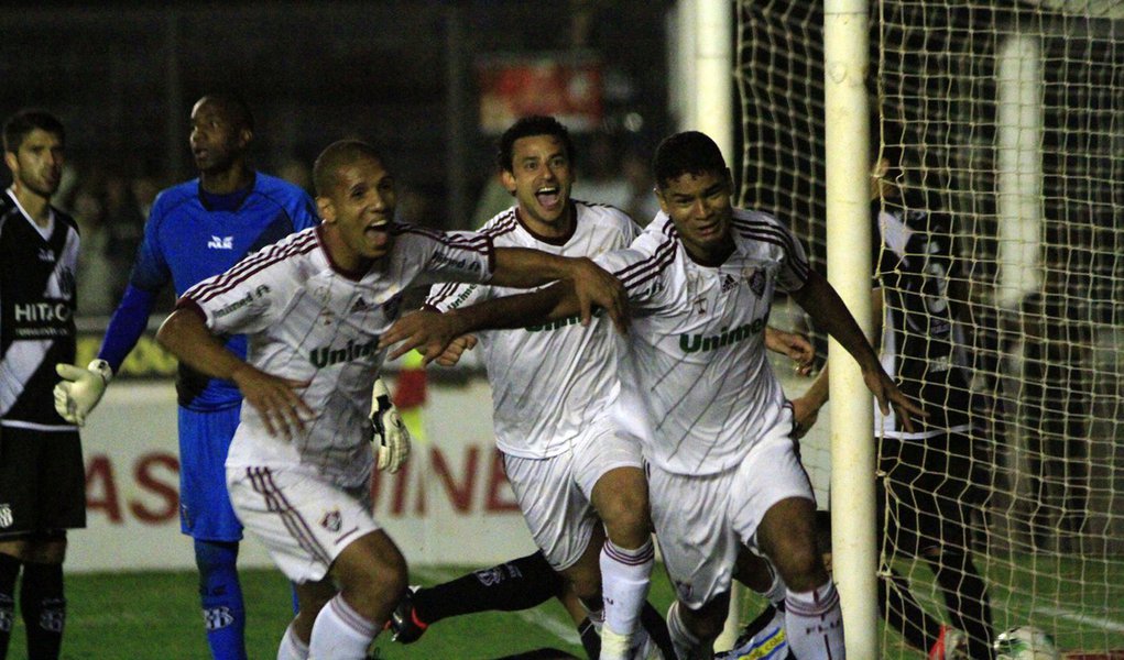 Flu vira e é cada vez mais líder no Brasileirão