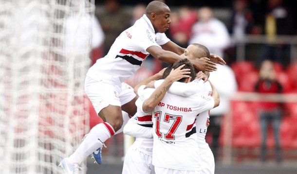 São Paulo vence Figueirense e entra no G-4