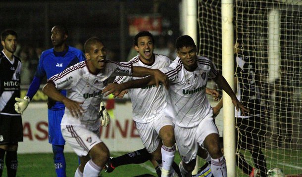 Flu vira e é cada vez mais líder no Brasileirão